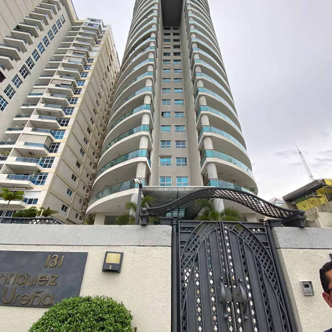 Un apartamento en esta torre de La Esperilla será subastado.