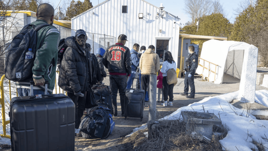 Canad&aacute; amenaza con deportar a EE. UU. a decenas de miles de migrantes irregulares