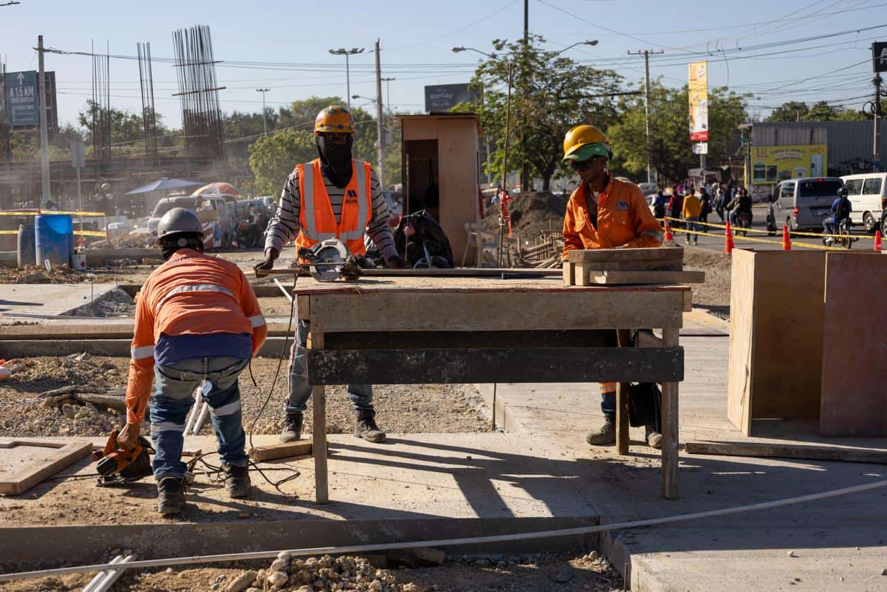 Obreros trabajando en el kilómetro 9 de la autopista Duarte.