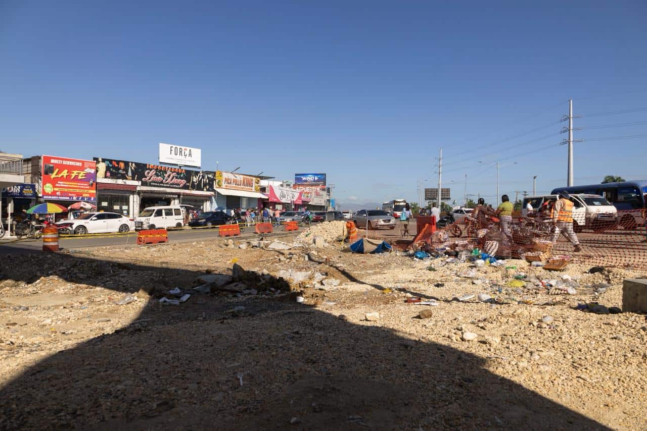 Obreros trabajando en el kilómetro 9 de la autopista Duarte.