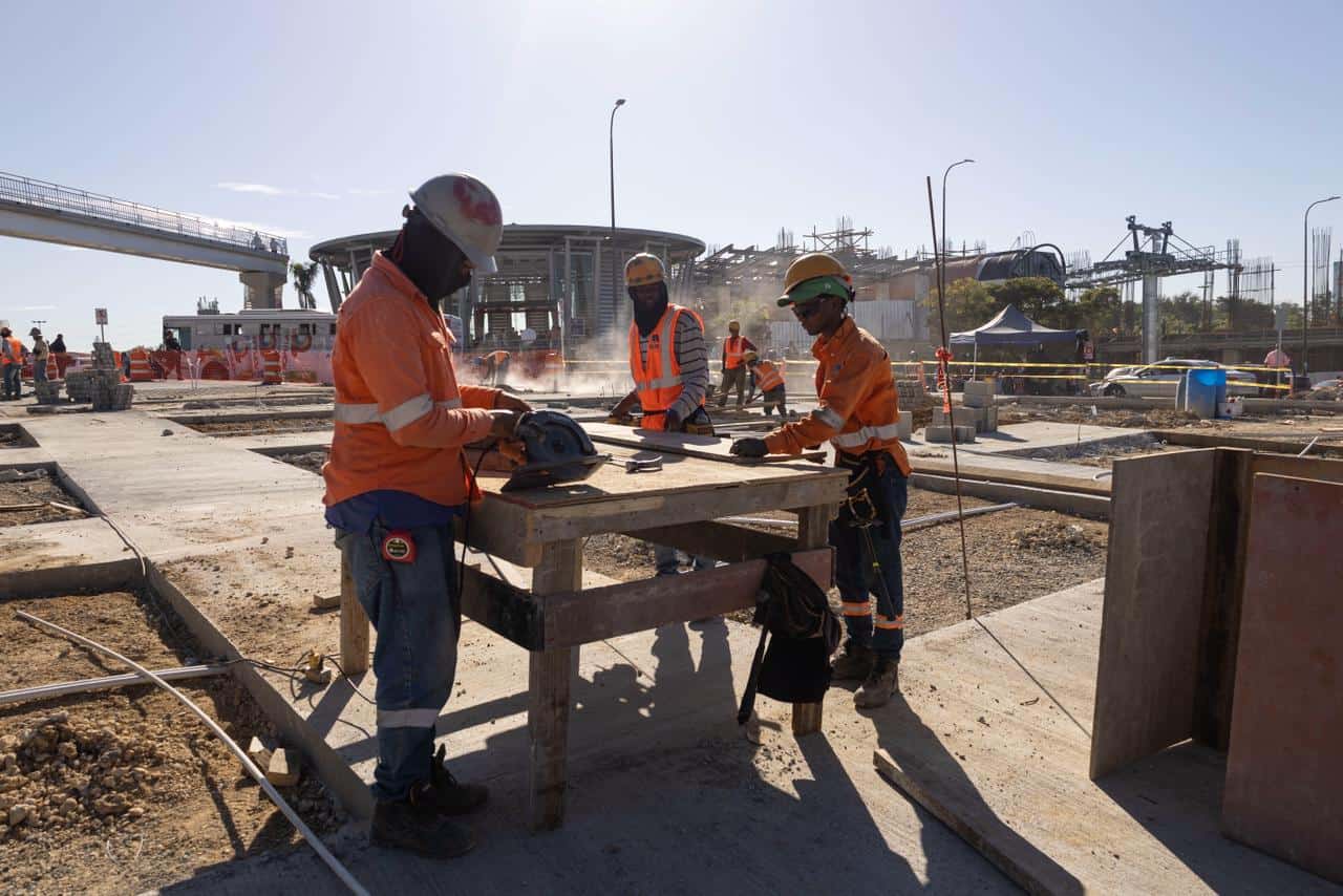 Obreros trabajando en el kilómetro 9 de la autopista Duarte.