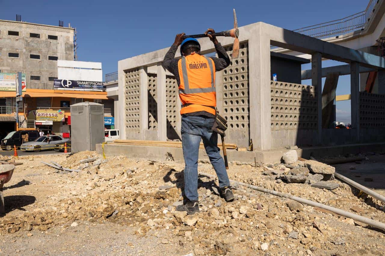 Obreros trabajando en el kilómetro 9 de la autopista Duarte.