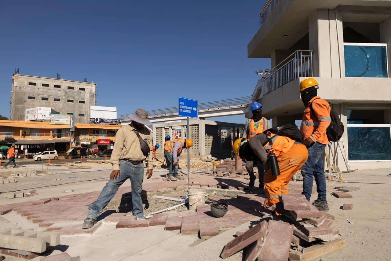 Obreros trabajando en el kilómetro 9 de la autopista Duarte.