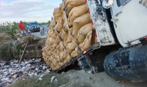 Colapsa puente en La Vega tras el paso de cami&oacute;n cargado de arroz