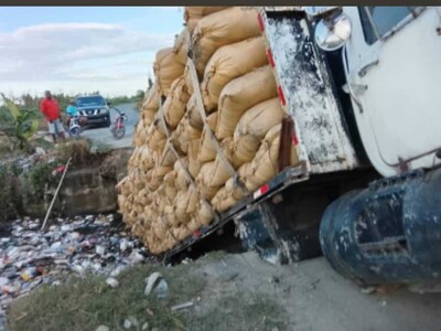 La Vega: colapsa puentr tras paso de camión cargado de arroz
