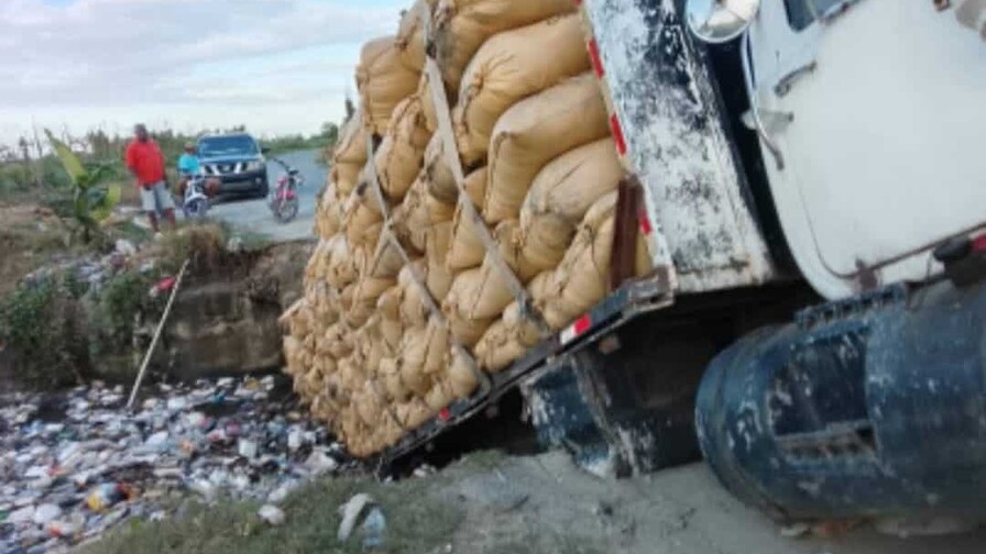 Colapsa puente en La Vega tras el paso de cami&oacute;n cargado de arroz