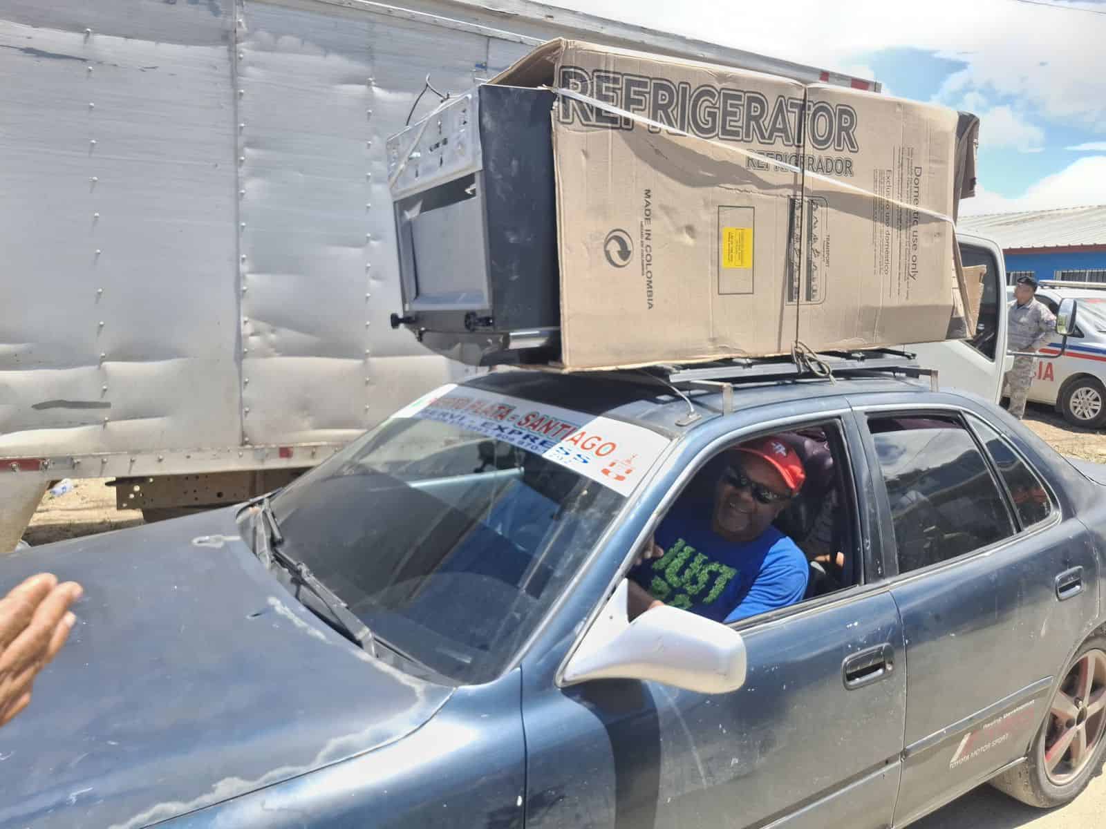 Las personas acudieron en veh&iacute;culos y a pie.