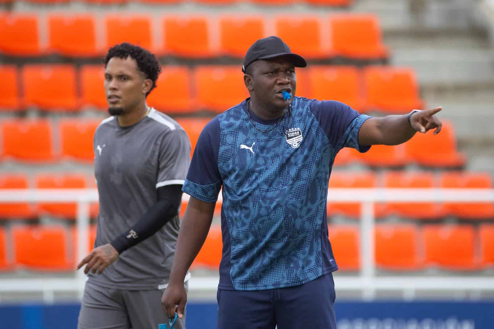 El entrenador de Cibao F&uacute;tbol Club, Junior Scheldeur (d), dirige un entrenamiento el 10 de marzo de 2026, en Santiago.
