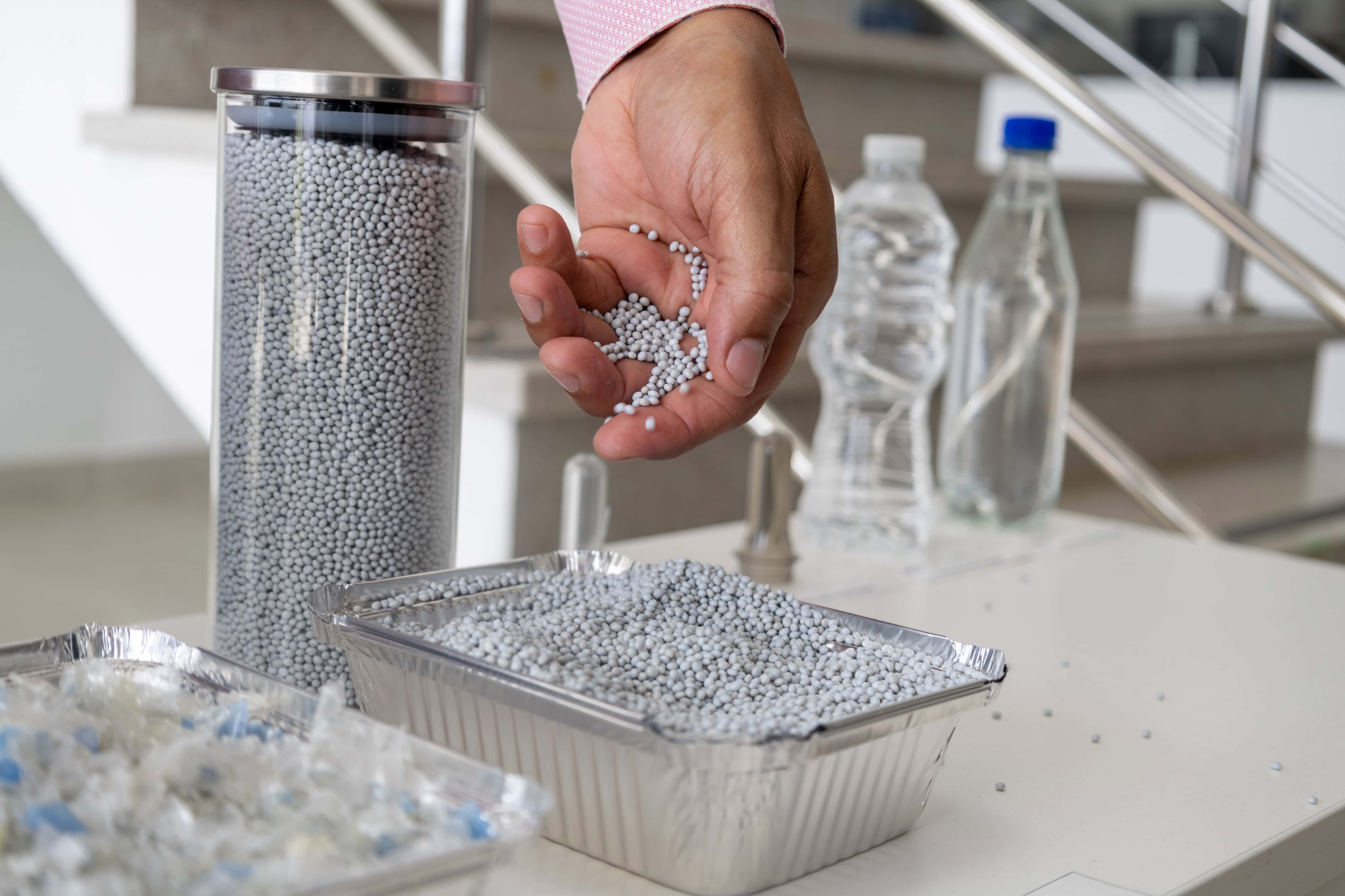 Plástico triturado despúes de haber sido tratado en la Planta Renacer, inaugurada este 16 de abril de 2026.