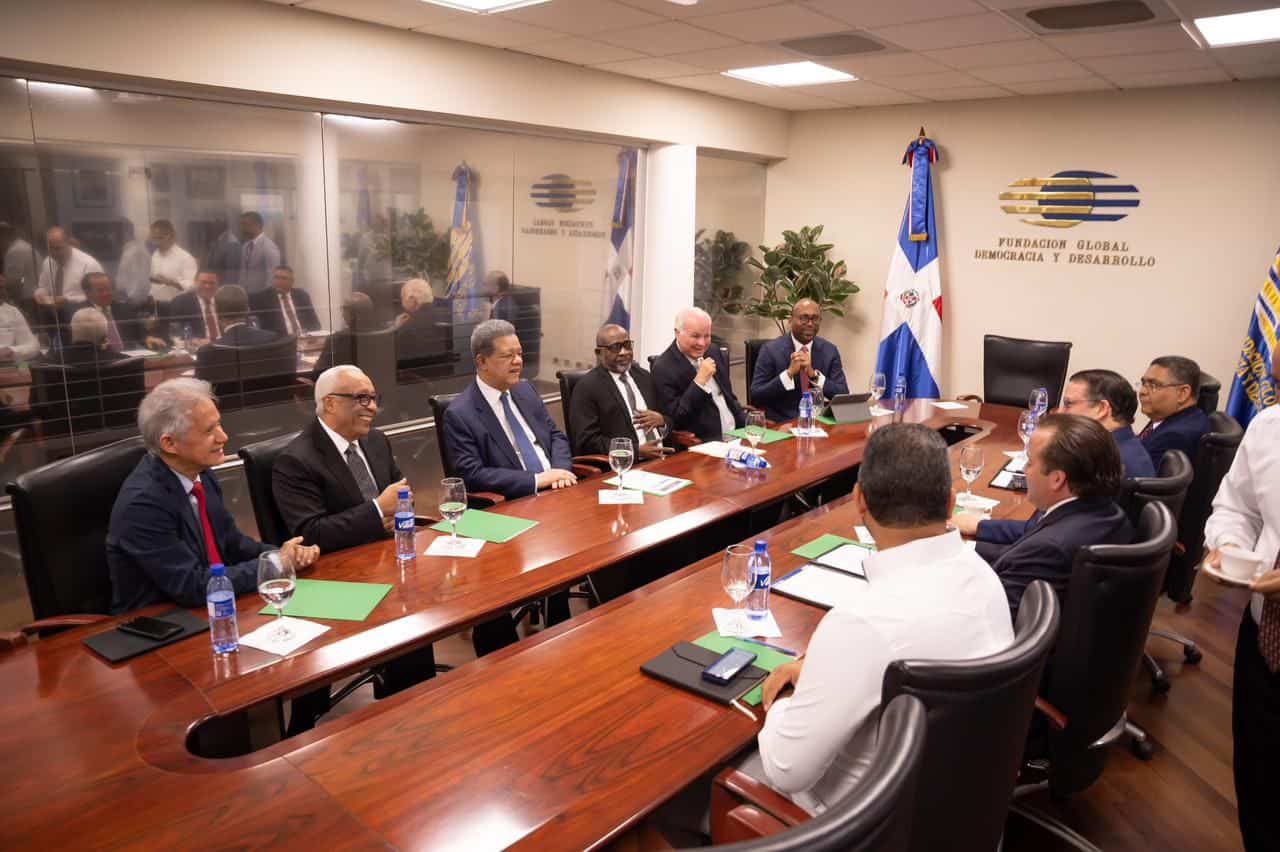 Representantes del Gobierno reunidos con el expresidente Leonel Fernández y miembros de la Fuerza del Pueblo el miércoles 15 de abril en la sede de Funglode.