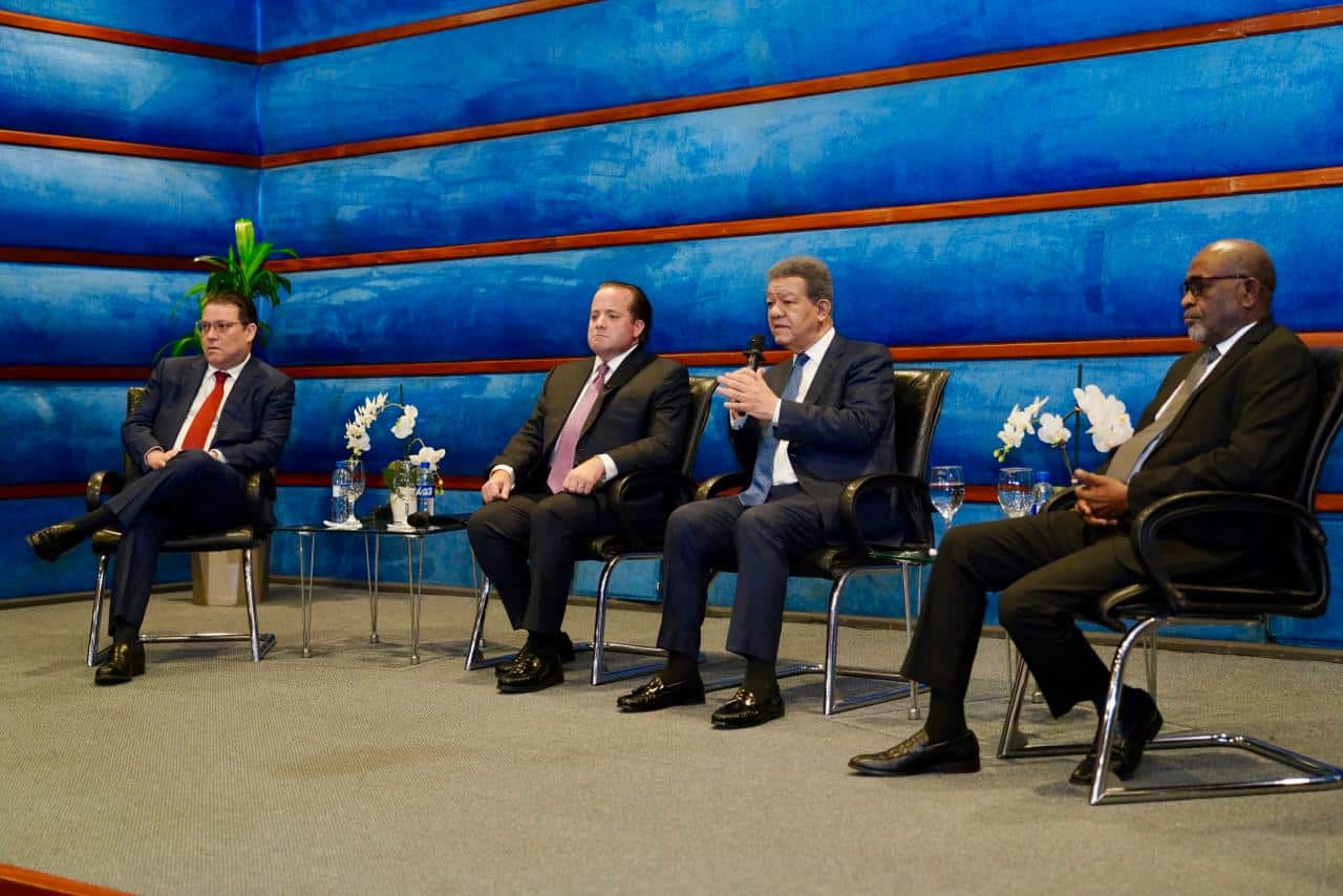 Los ministros Eduardo Sanz Lovatón, José Ignacio Paliza, el presidente de la Fuerza del Pueblo, Leonel Fernández y el secretario general de esa organización, Antonio Florián, hablan con la prensa sobre lo tratado en la reunión.