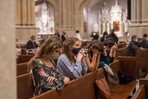 La religi&oacute;n cobra relevancia entre j&oacute;venes en Estados Unidos, revela encuesta de Gallup