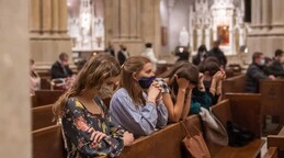 La religi&oacute;n cobra relevancia entre j&oacute;venes en Estados Unidos, revela encuesta de Gallup