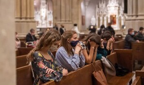 La religi&oacute;n cobra relevancia entre j&oacute;venes en Estados Unidos, revela encuesta de Gallup