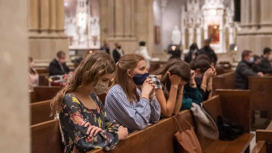 La religi&oacute;n cobra relevancia entre j&oacute;venes en Estados Unidos, revela encuesta de Gallup