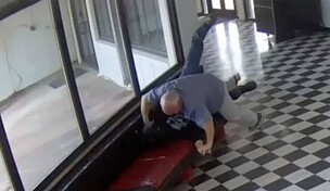 Una c&aacute;mara capta a un heroico director de escuela derribando a un pistolero en Oklahoma