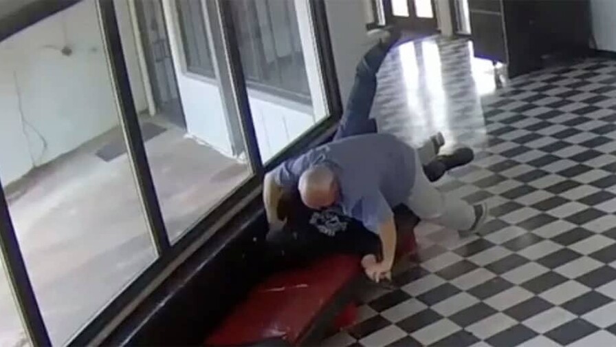 Una cámara capta a un heroico director de escuela derribando a un pistolero en Oklahoma Una cámara capta a un heroico director de escuela derribando a un pistolero en Oklahoma