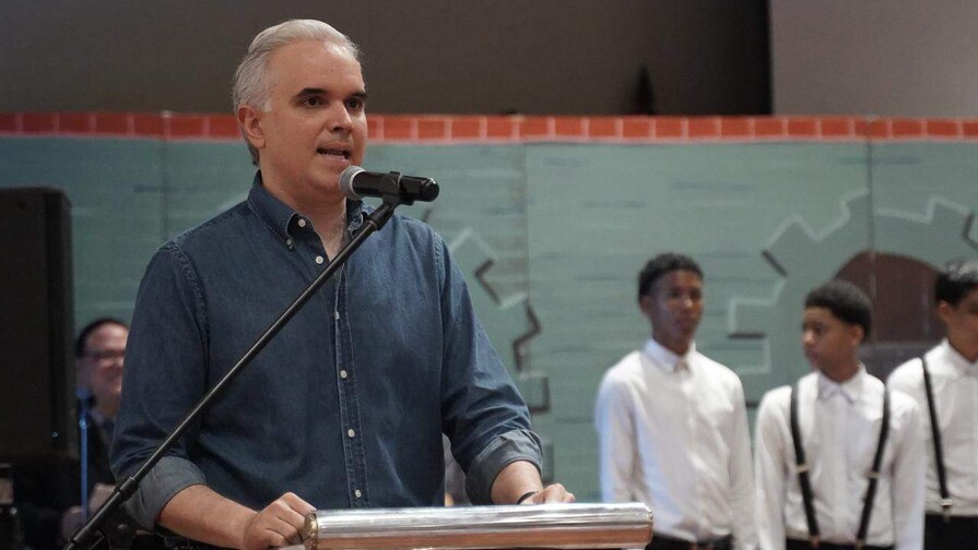 Ministro de Educación encabeza gala de arte en Santiago y destaca formación integral en escuelas Ministro de Educación encabeza gala de arte en Santiago y destaca formación integral en escuelas