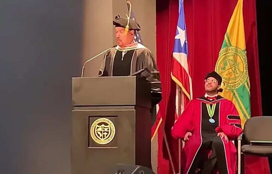 Bobby Valent&iacute;n recibe honoris causa en Puerto Rico, su mayor reconocimiento profesional