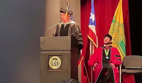 Bobby Valent&iacute;n recibe honoris causa en Puerto Rico, su mayor reconocimiento profesional