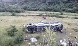 Once muertos deja caída de autobús a un abismo en Ecuador