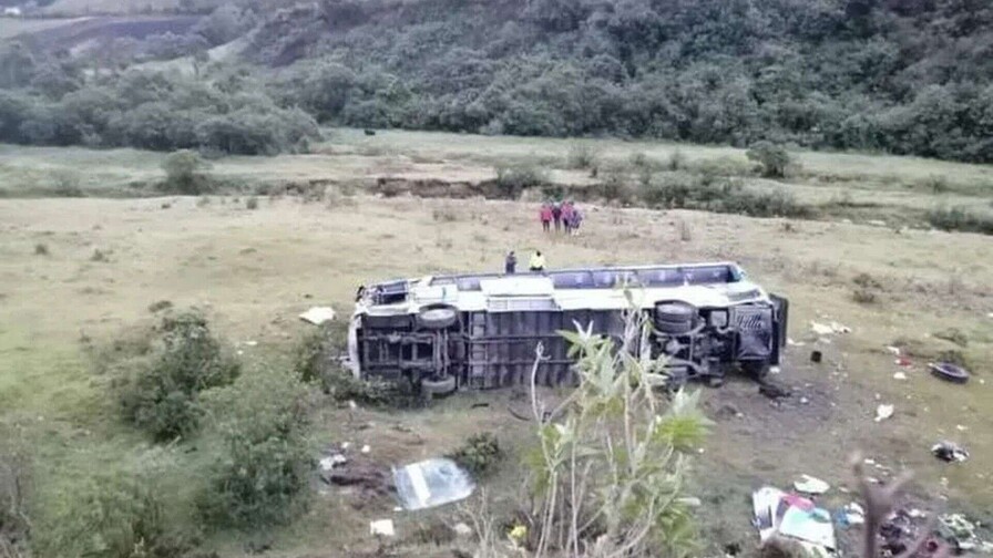 Once muertos deja caída de autobús a un abismo en Ecuador