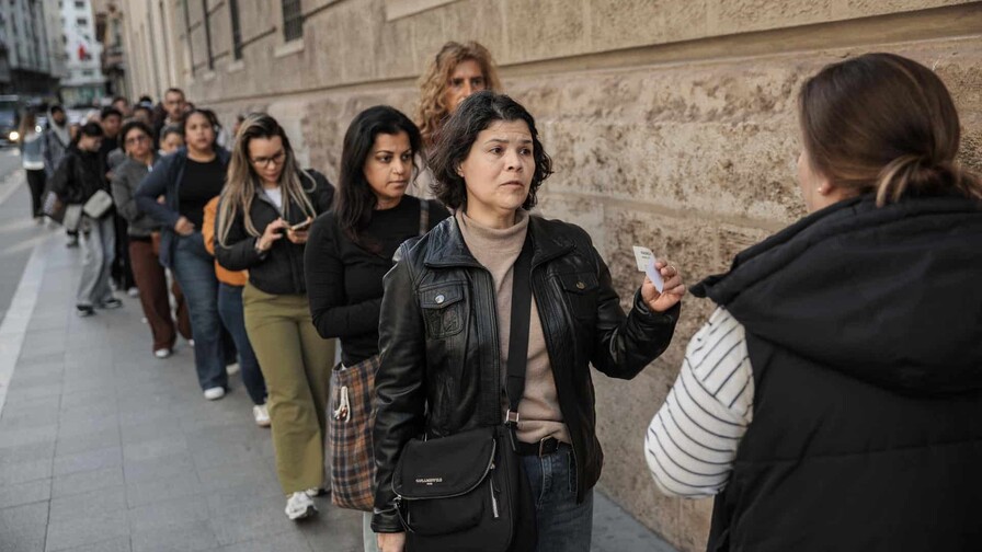 Espa&ntilde;a abre el proceso masivo de regularizaci&oacute;n y comienza a recibir solicitudes de migrantes