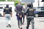 DNCD atrapa a dos hombres lanzando paquetes de cocaína desde una lancha en costas de Baní DNCD atrapa a dos hombres lanzando paquetes de cocaína desde una lancha en costas de Baní
