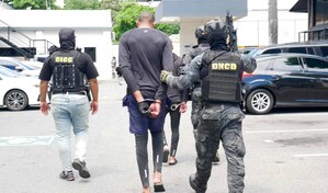 DNCD atrapa a dos hombres lanzando paquetes de coca&iacute;na desde una lancha en costas de Ban&iacute;