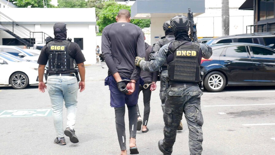 DNCD atrapa a dos hombres lanzando paquetes de coca&iacute;na desde una lancha en costas de Ban&iacute;