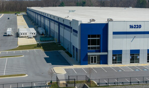 Juez mantiene paralizadas obras para centro migratorio en almacén de Maryland