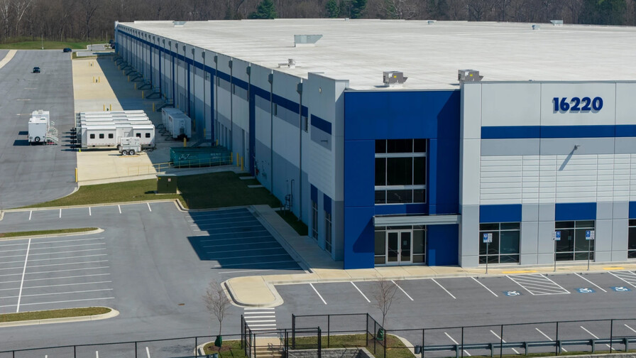 Juez mantiene paralizadas obras para centro migratorio en almacén de Maryland