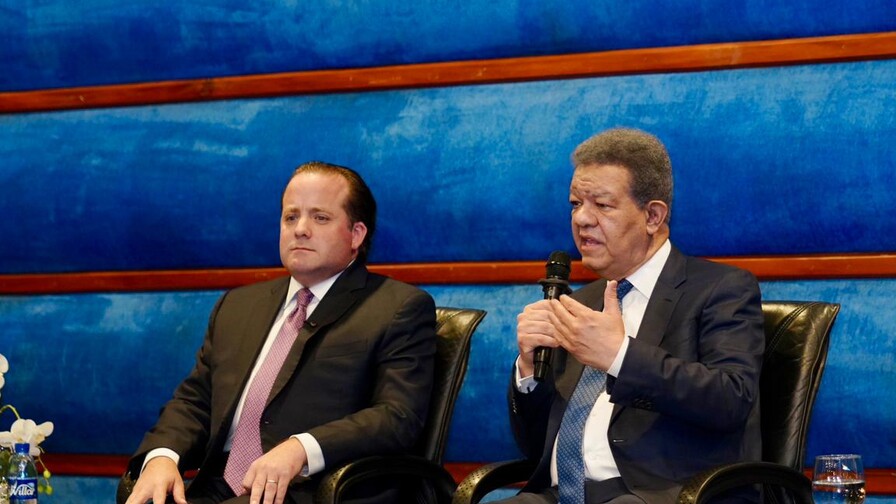 Leonel se reúne con delegación del Gobierno y le sugiere no tomar medidas que afecten al pueblo Leonel se reúne con delegación del Gobierno y le sugiere no tomar medidas que afecten al pueblo