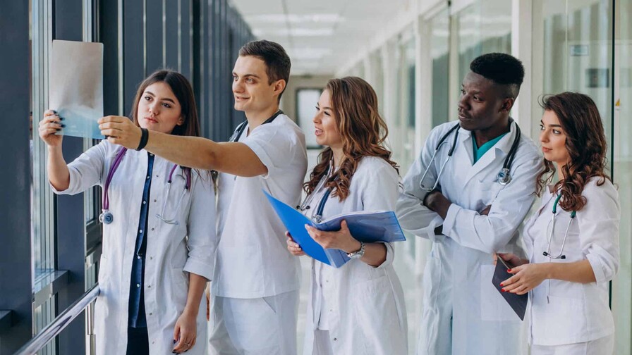 Salud P&uacute;blica da a conocer lista de especialidades disponibles del concurso de Residencias M&eacute;dicas