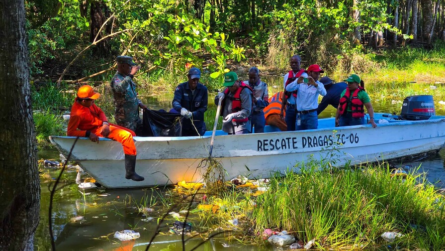 Sanean la Laguna La Redonda en Santo Domingo Este