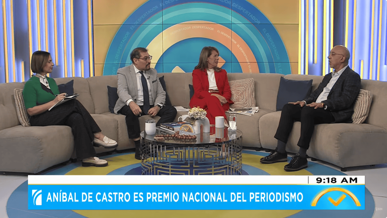 Los conductores del programa, Yolanda Martínez, Ana Mitila Lora y Ezequiel Abiú, junto al presidente del Grupo Diario Libre y Premio Nacional de Periodismo 2026, Aníbal de Castro.