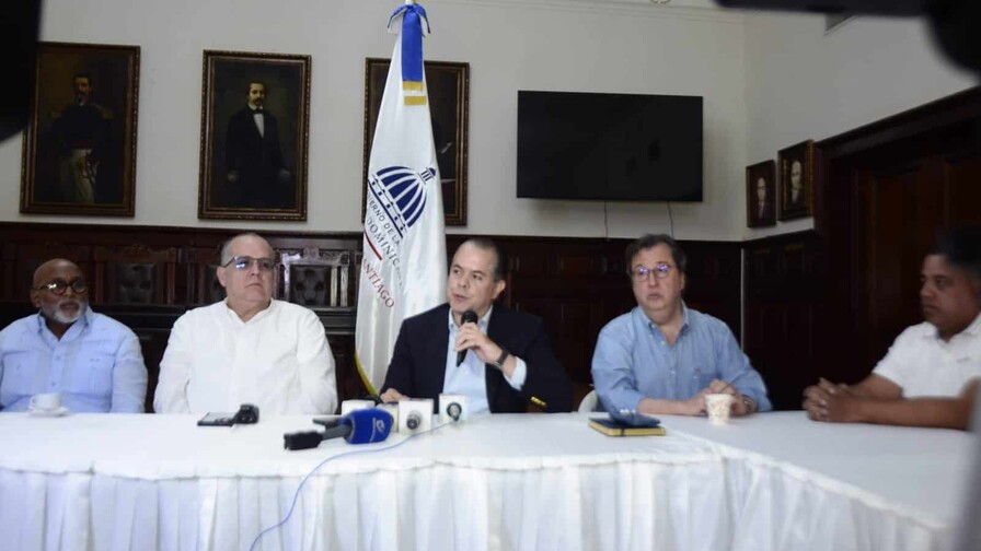 Autoridades revisan junto a comerciantes situaci&oacute;n de las obras en la calle Del Sol en Santiago