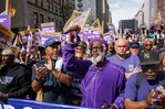 Trabajadores de edificios de vivienda privada en Nueva York autorizan huelga