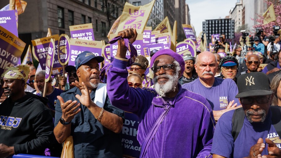 Trabajadores de edificios de vivienda privada en Nueva York autorizan huelga