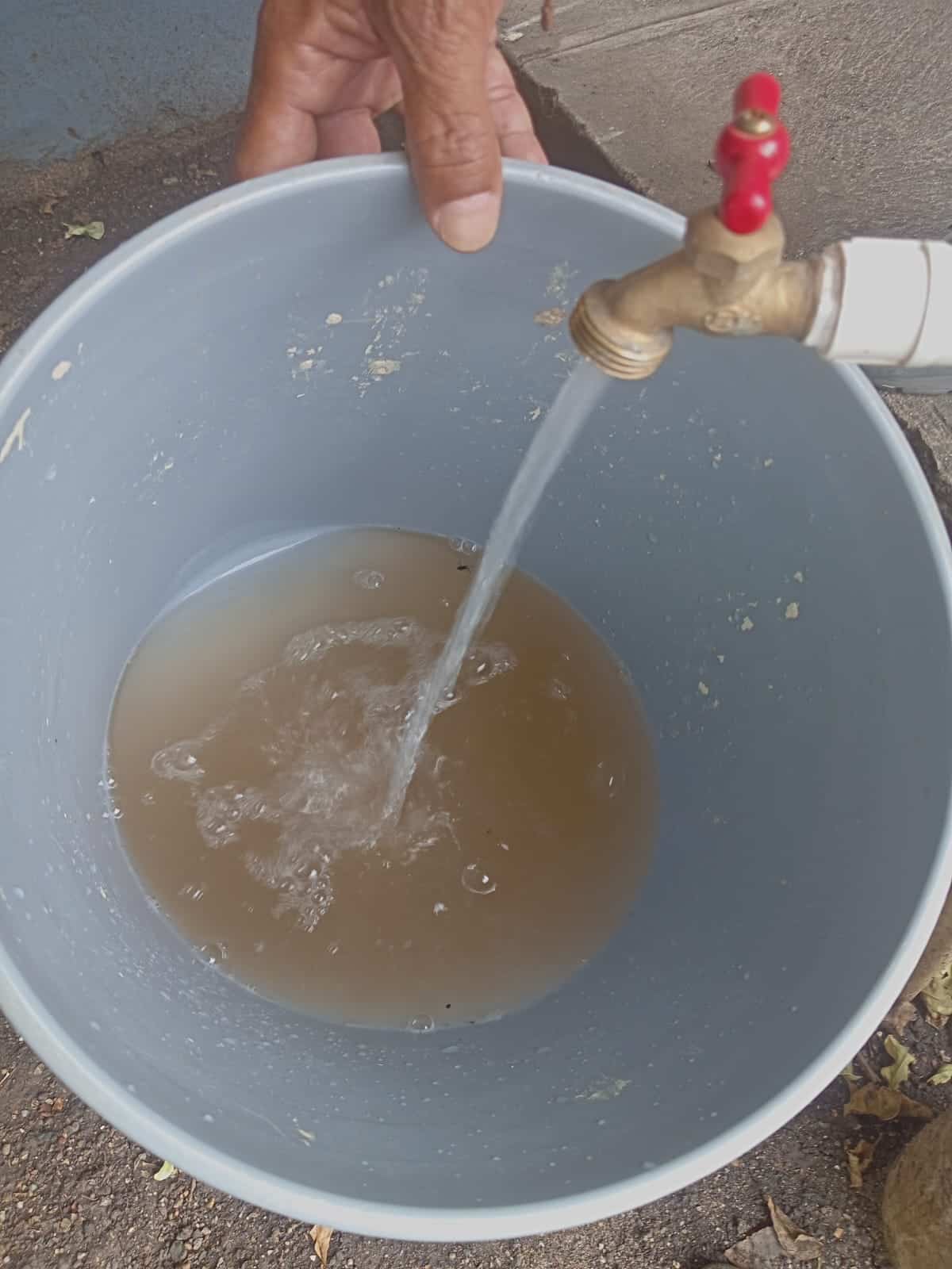 Agua&nbsp;muestra una coloraci&oacute;n oscura.