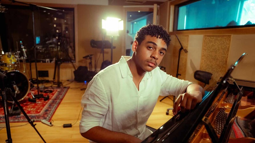 Ansel Mauricio debuta con su sencillo "Mente en Shuffle"