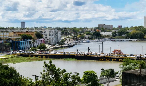 Eduardo Estrella: esta semana se adjudicar&aacute; la construcci&oacute;n del puente basculante sobre r&iacute;o Ozama