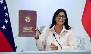 Delcy Rodr&iacute;guez firma la nueva Ley de Minas y agradece a Trump por la buena disposici&oacute;n