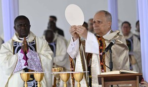 El papa dice que hay pan para todos si no se acapara, en misa multitudinaria en Duala