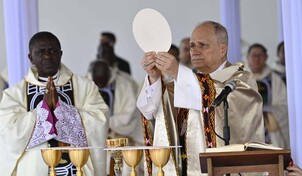 El papa dice que hay pan para todos si no se acapara, en misa multitudinaria en Duala