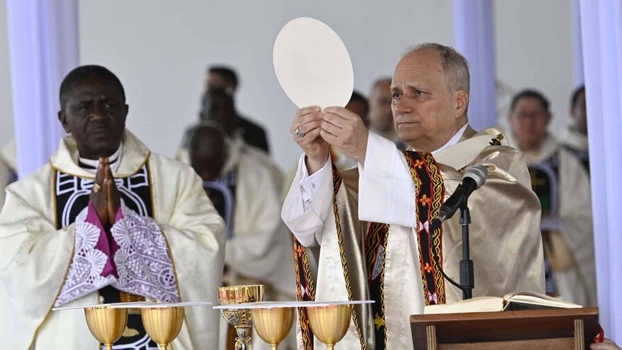 El papa dice que hay pan para todos si no se acapara, en misa multitudinaria en Duala