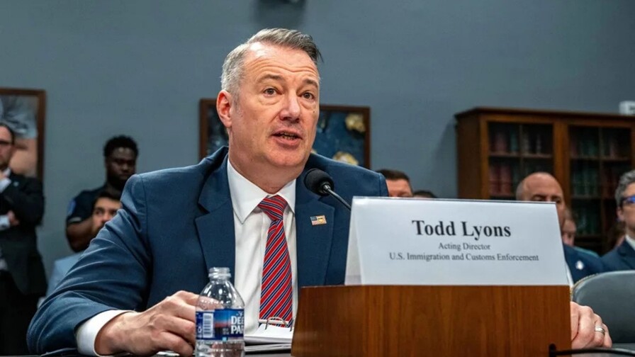 Renuncia el jefe interino de ICE y supervisor del plan de deportación masiva de Trump