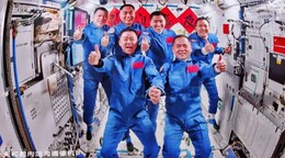 Los astronautas de la Shenzhou-21 realizan su 3&ordf; caminata espacial en la estaci&oacute;n Tiangong