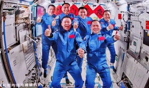 Los astronautas de la Shenzhou-21 realizan su 3ª caminata espacial en la estación Tiangong