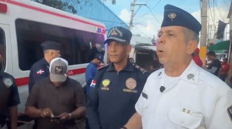 Mueren dos hombres al caerles una pared mientras caminaban en acera en Herrera